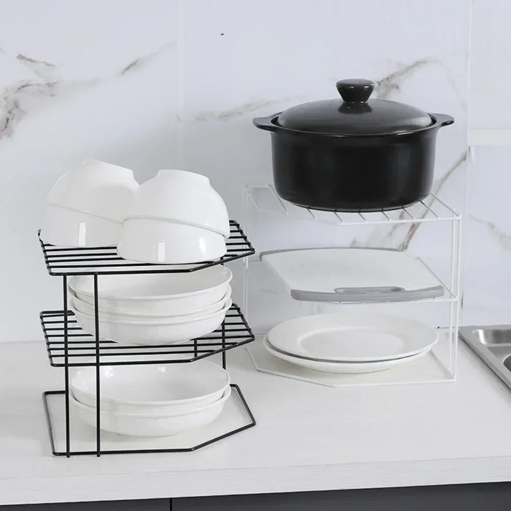 étagère moderne vaisselle noire métal grille assiettes bols cuillères pot couvercle cuisine suspendue