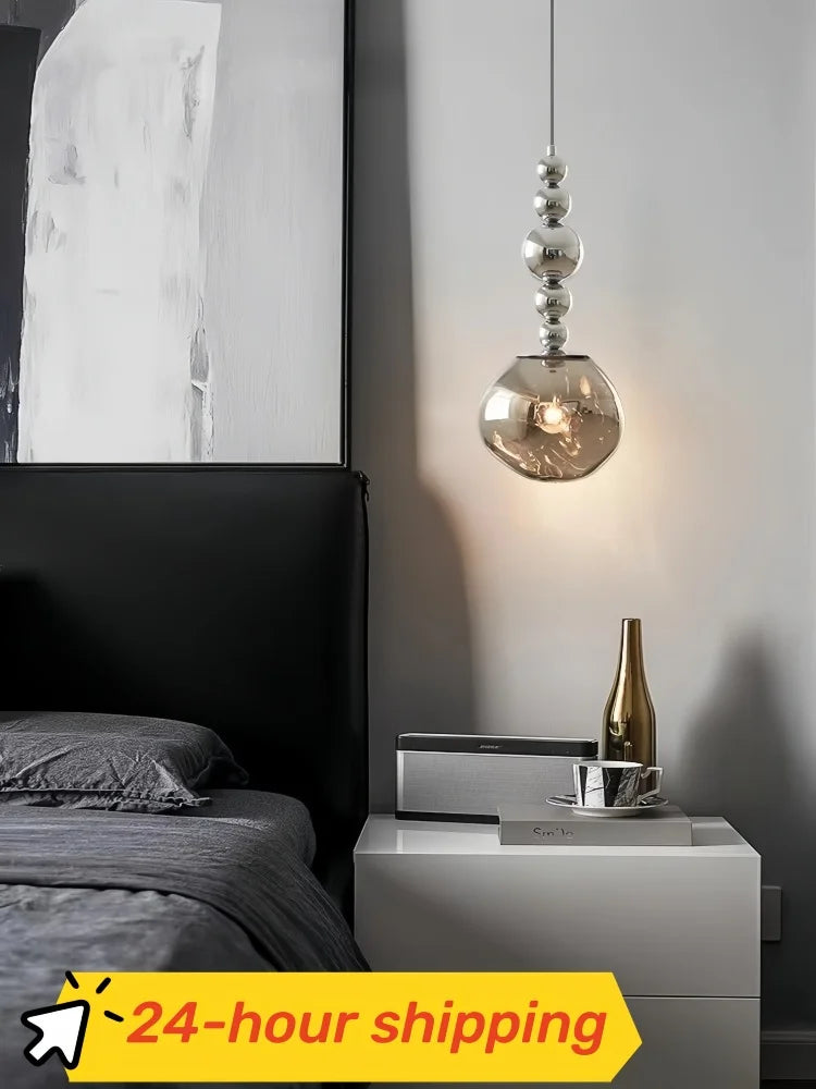 Lampe suspendue design en lave de couleur verte éclairant un salon moderne