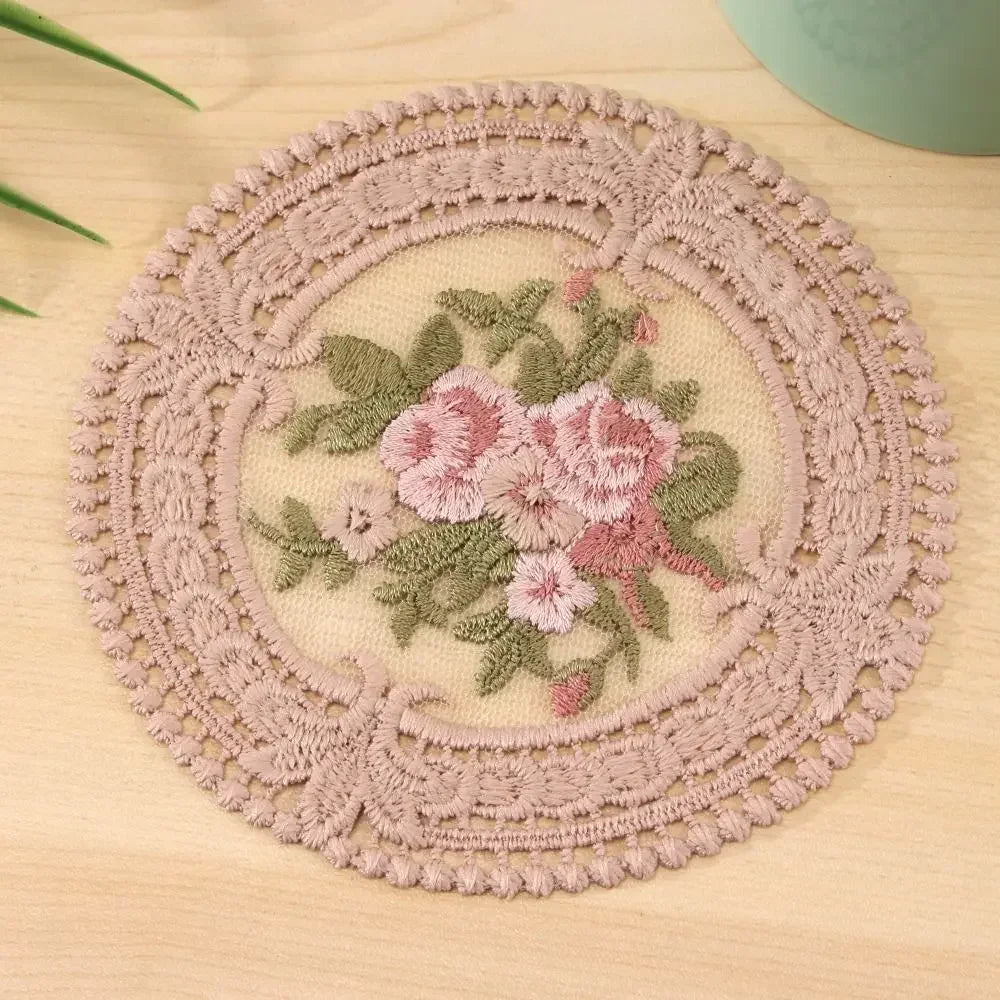 serviettes table brodées fleurs dentelées beige rose vert traditionnelles 12cm respectueuses environnement