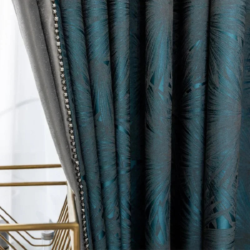 Rideau élégant en bleu marine avec des motifs modernes, parfait pour ajouter une touche de sophistication à votre intérieur. Accessoire déco idéal pour le salon ou la chambre, offrant à la fois intimité et style.