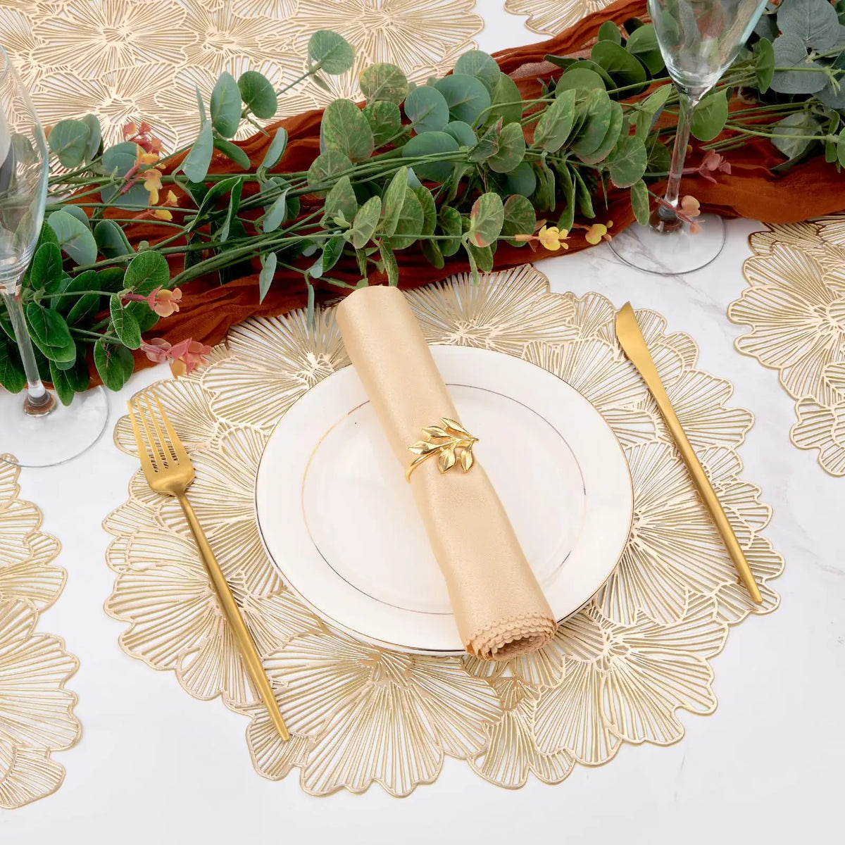 placemat doré fleurs découpées moderne respectueux environnement serviette table décoration noël festive