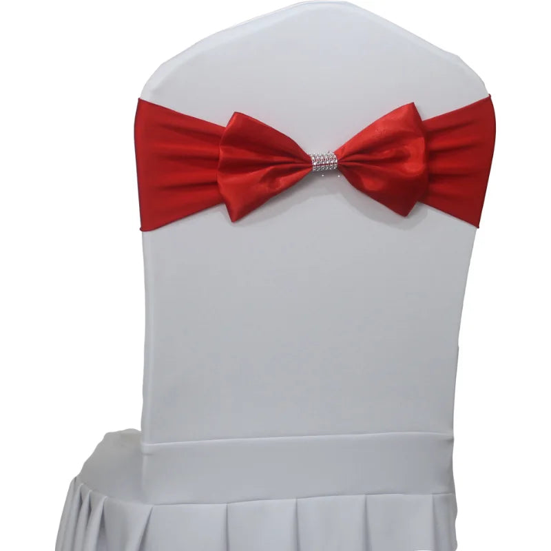 Nœud papillon rouge sur une chaise blanche ornée de plis.