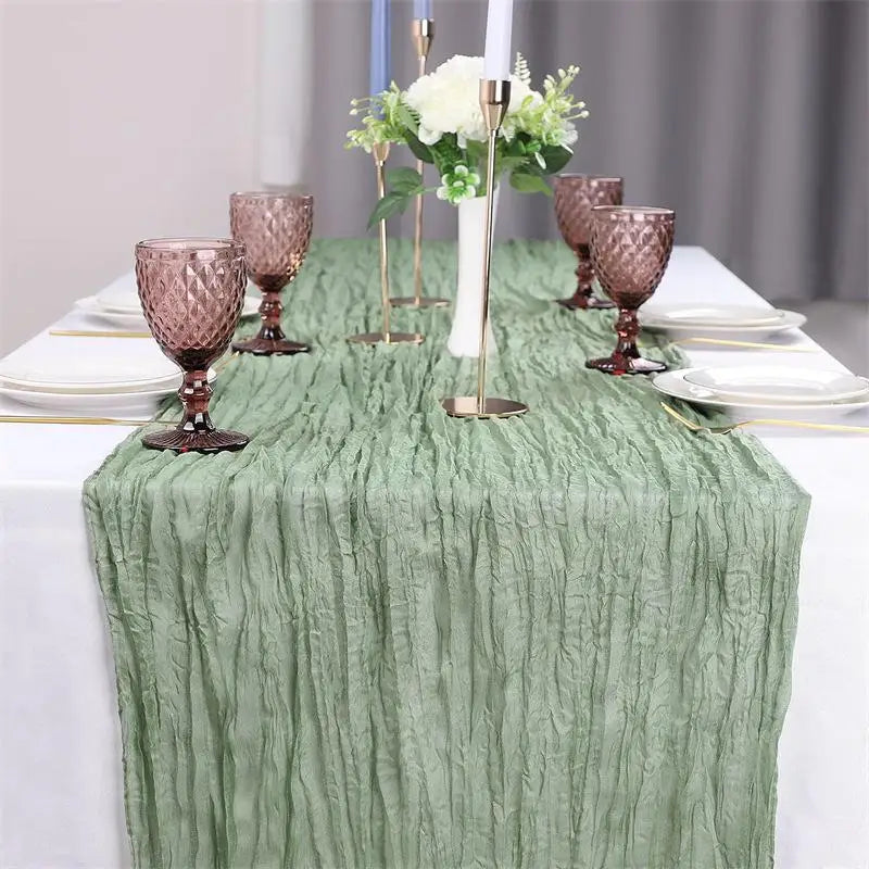 chemin table vert olive rayures horizontales classique assiettes blanches fourchettes dorées gobelets décoratifs bougies