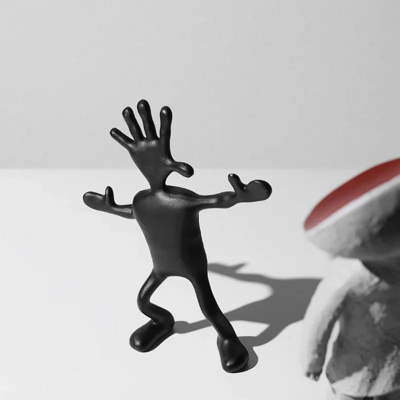 figurines humaines stylisées abstraction contemporaine sculpture rugueuse lisse gris clair rouge foncé noir salon