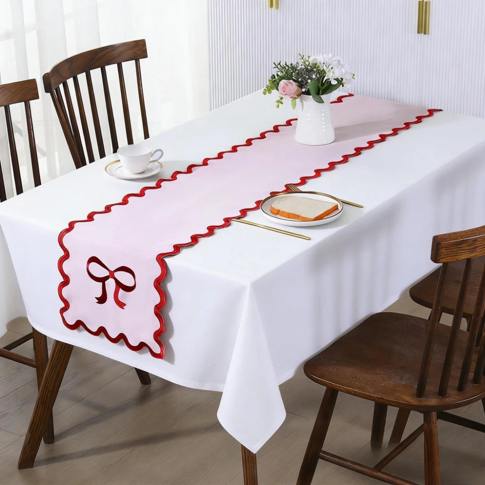 table chemin blanc rouge ruban brodé bordure dentelée classique mariage fête mères saint valentin