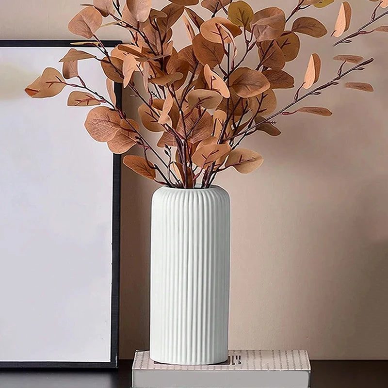 vase plastique strié noir blanc moderne arrondi fleurs artificielles eucalyptus roses dahlia pivoines