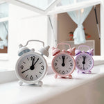 horloge réveil classique aiguille multifonction alarme table couleur variée poignées métalliques chiffres noirs simple