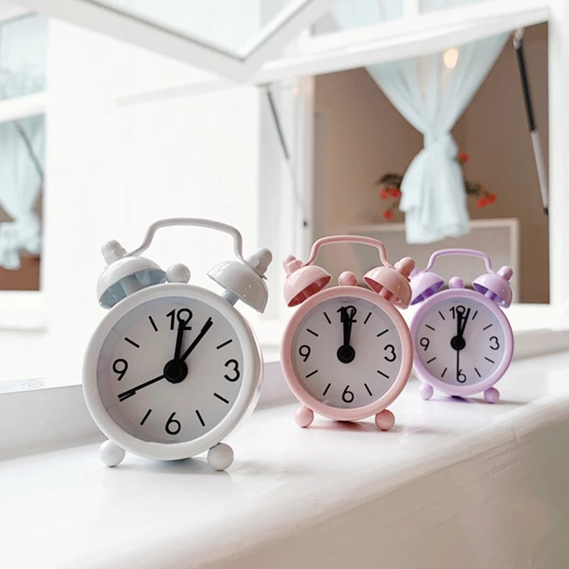 horloge réveil classique aiguille multifonction alarme table couleur variée poignées métalliques chiffres noirs simple