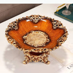 vase baroque ornements dorés motif floral incrustations marbre décor intérieur classique arrangement fleuri