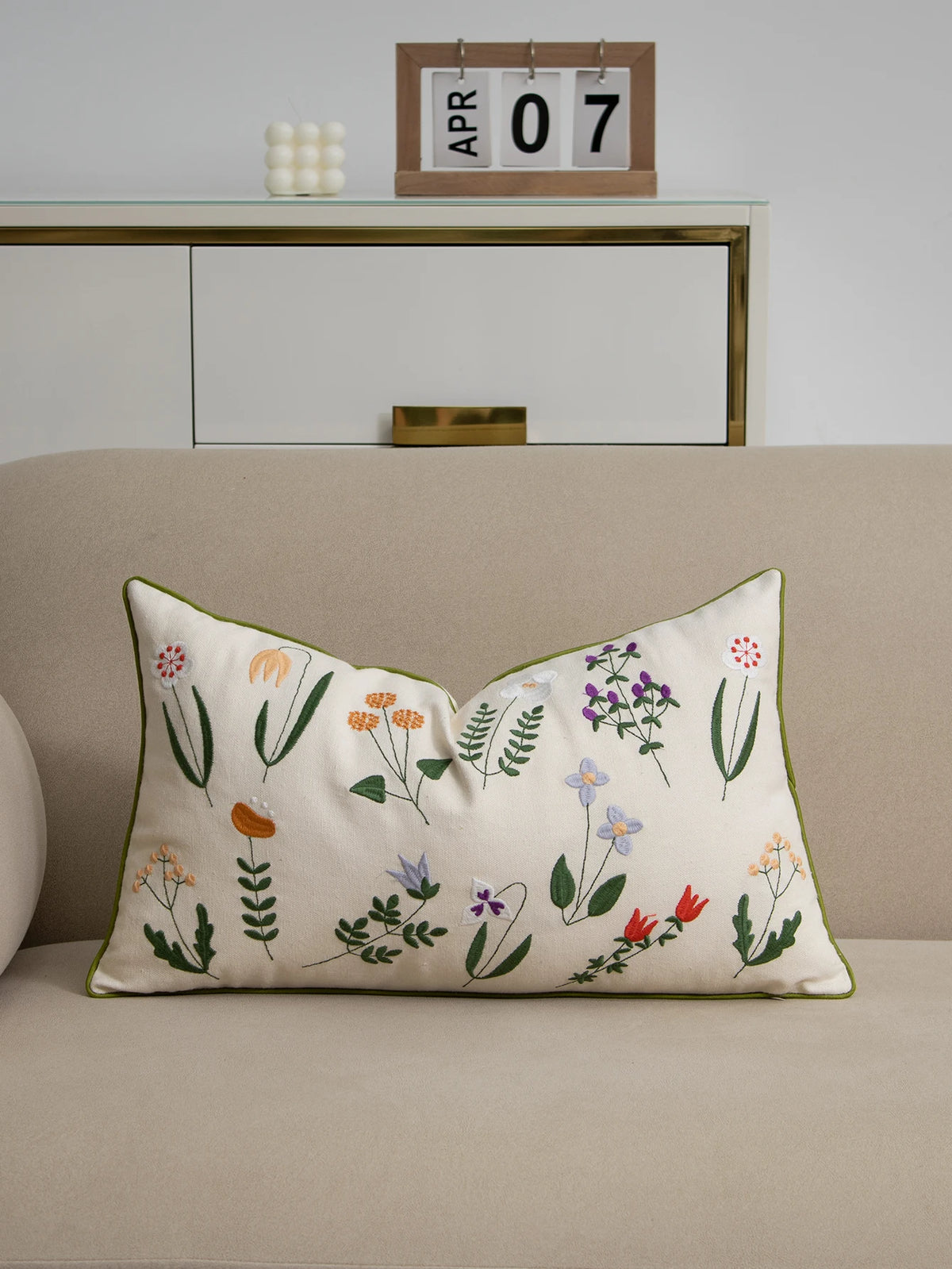 housse coussin fleurs sauvages polyester moderne délicat beige vert violet orange blanc opaque 45x45cm