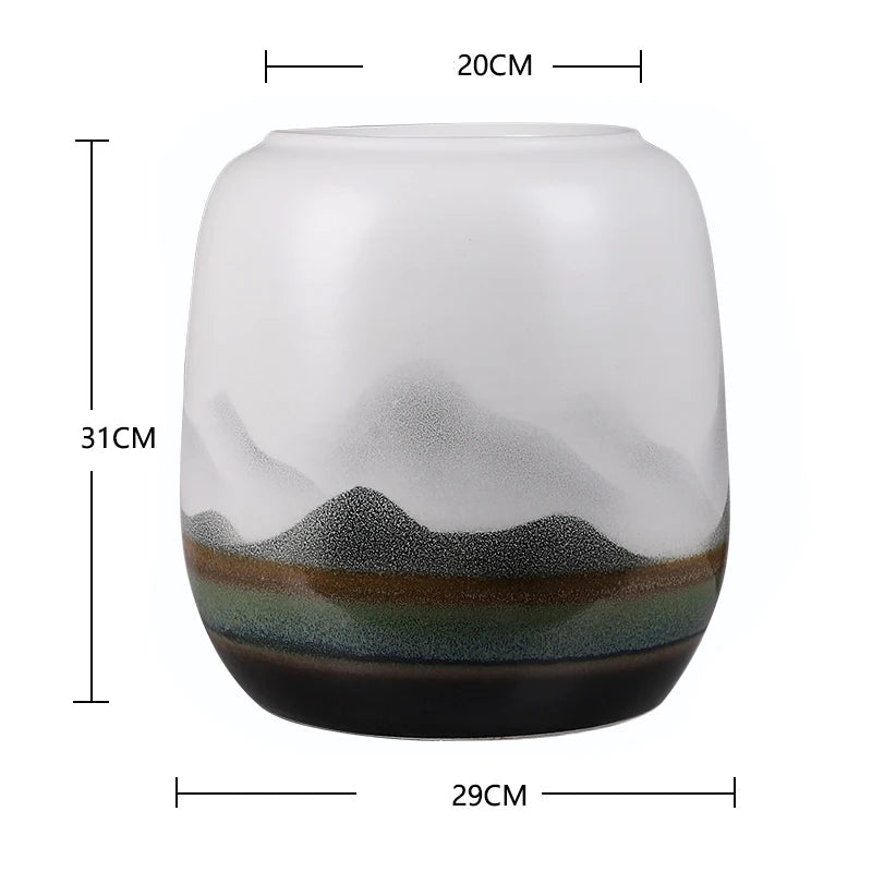 Vase décoratif en verre dépoli et ondulé avec des touches de couleurs naturelles, représentant une scène de montagnes.