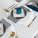 serviettes table moderne blanc bleu noir rayures bordure bleue opaques élégantes set