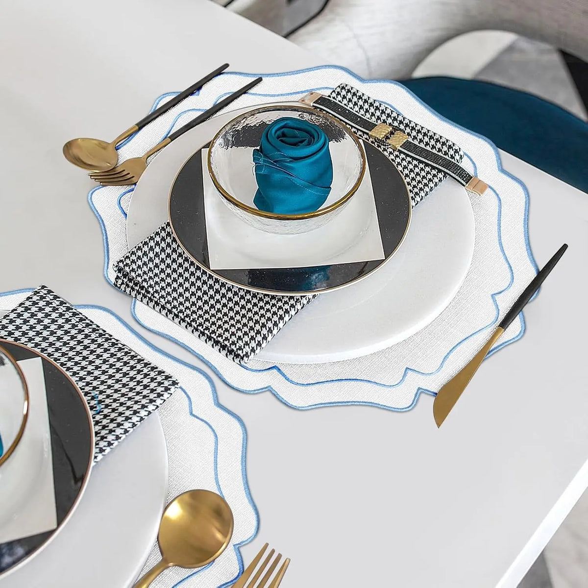 serviettes table moderne blanc bleu noir rayures bordure bleue opaques élégantes set
