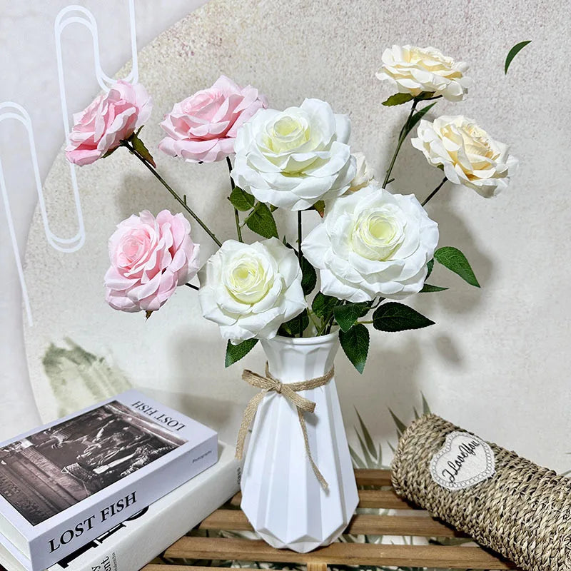 Bouquet roses artificielles soie rouge rose blanc violet feuilles vertes moderne décoration intérieure table
