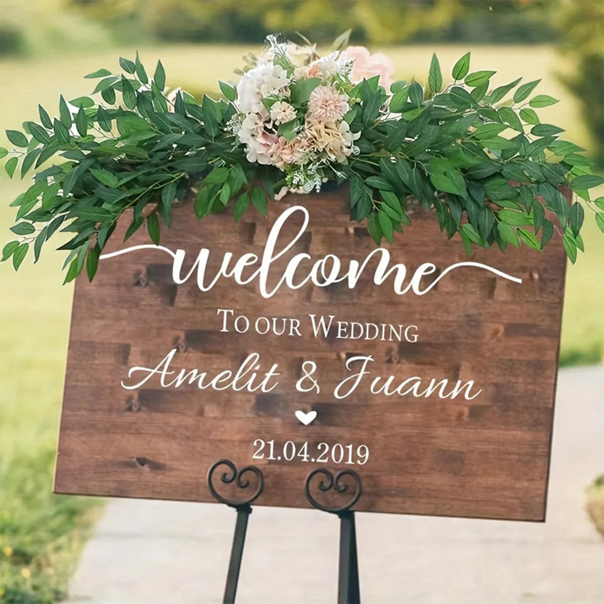 panneau bienvenue mariage branches artificielles feuilles vertes arches fleurs artificielles romantique élégant minimaliste