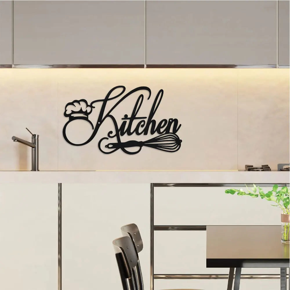 Panneau de cuisine en métal noir sur un mur blanc