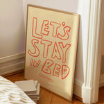 impression toile moderne texte let's stay in bed beige rouge minimaliste