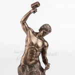 statue décorative bronze corps musclé base rocheuse classique mythologique homme marteau structure rocheuse