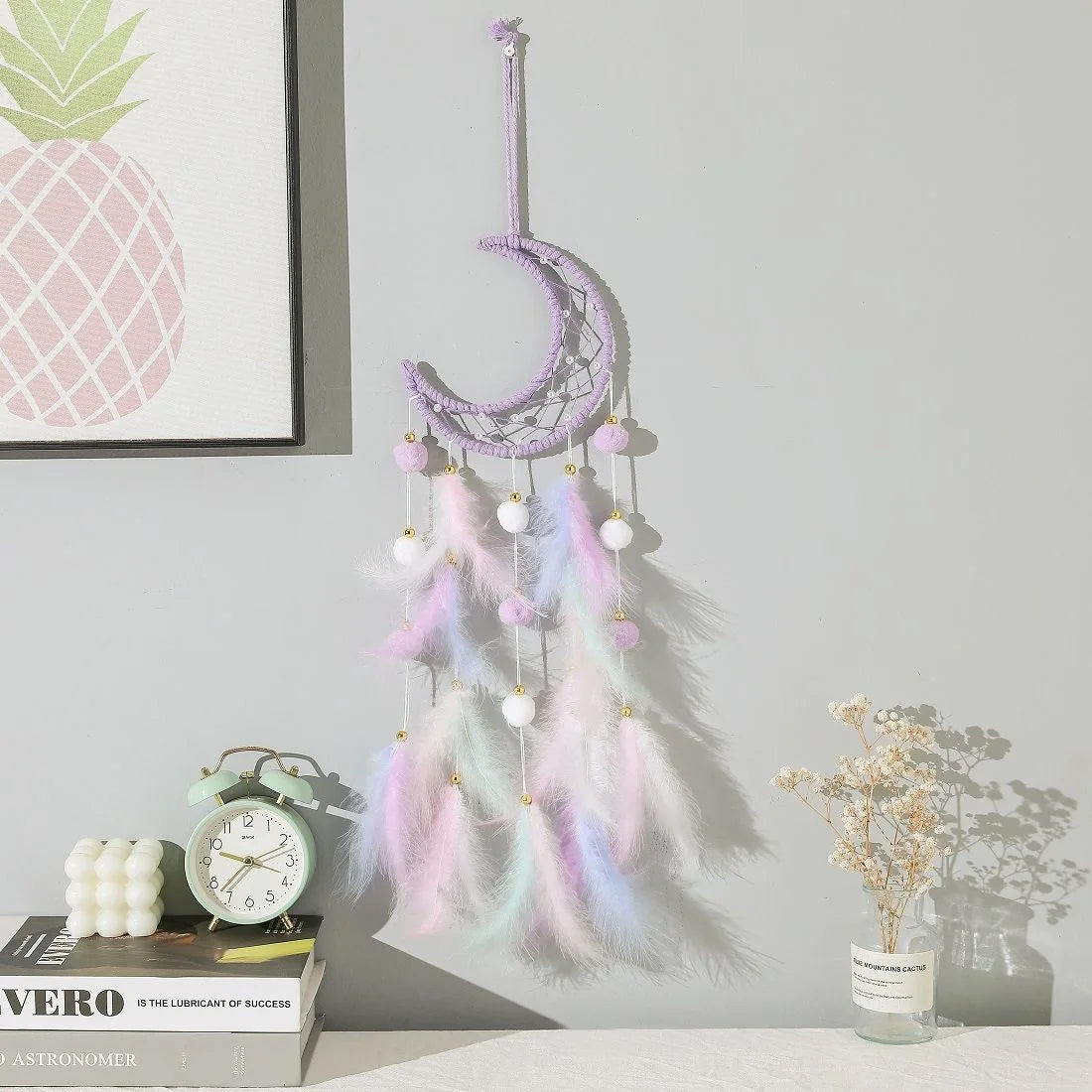 attrape rêves boho plumes pompons lune étoile motif chat violet rose pastel