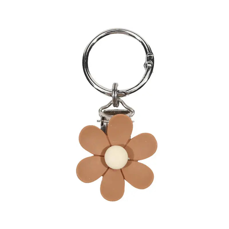 porte clés pince chapeau fleurs simples moderne minimaliste beige blanc jaune rose adhésif voyage