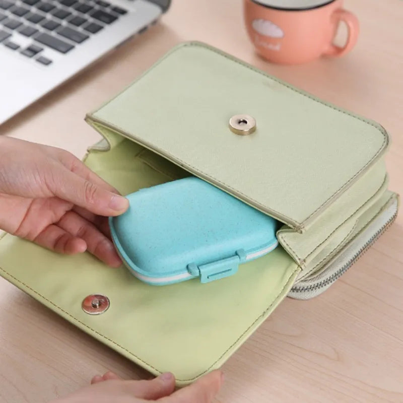boîte pilules moderne portable compartiments repas jour rangement tablettes plastique mat vert rose bleu