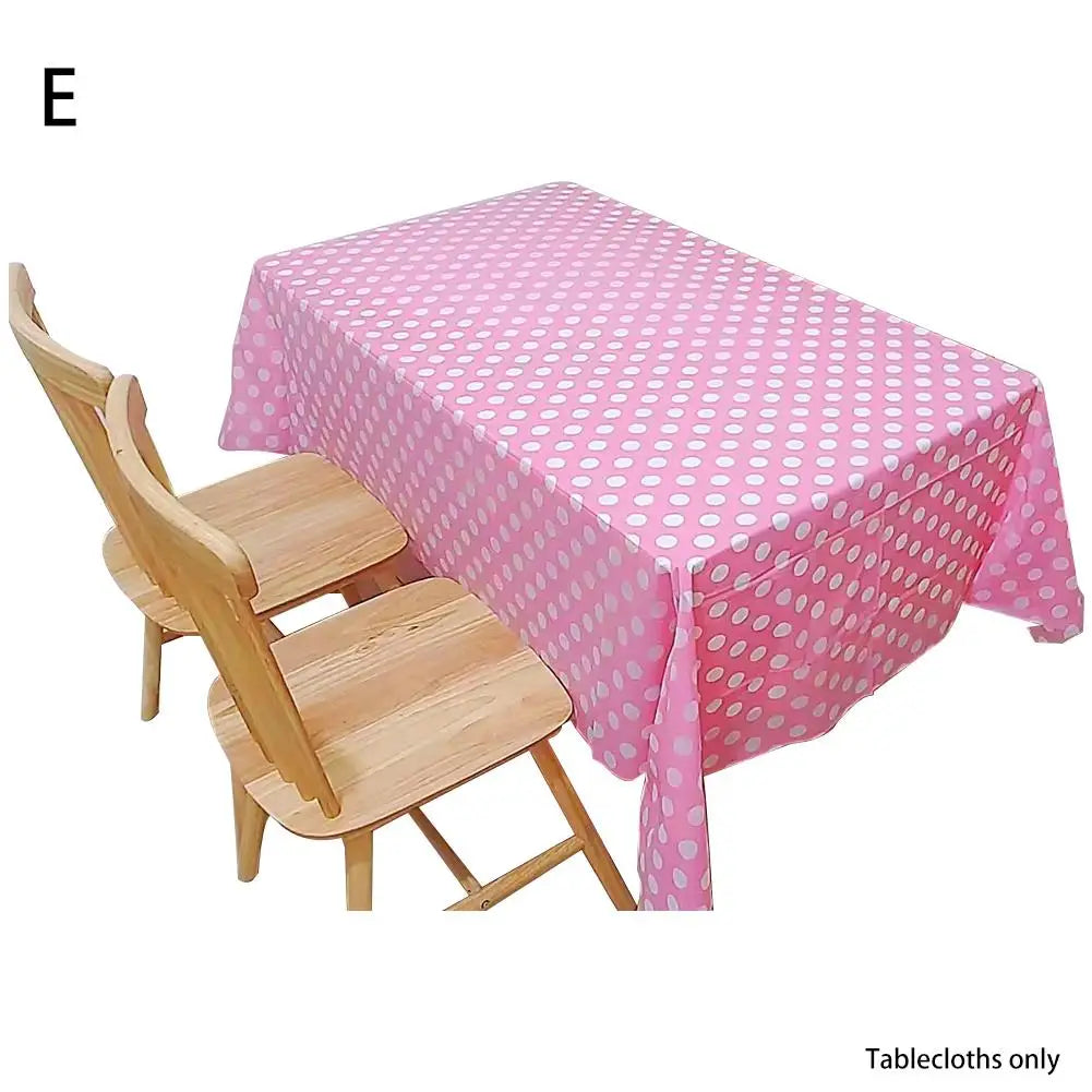 nappe table rouge bleu clair moderne points blancs assiettes couverts décoration cuisine vases fleurs