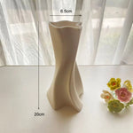 vase moderne blanc rayures fines porcelaine table arrangement floral accessoire maison minimaliste