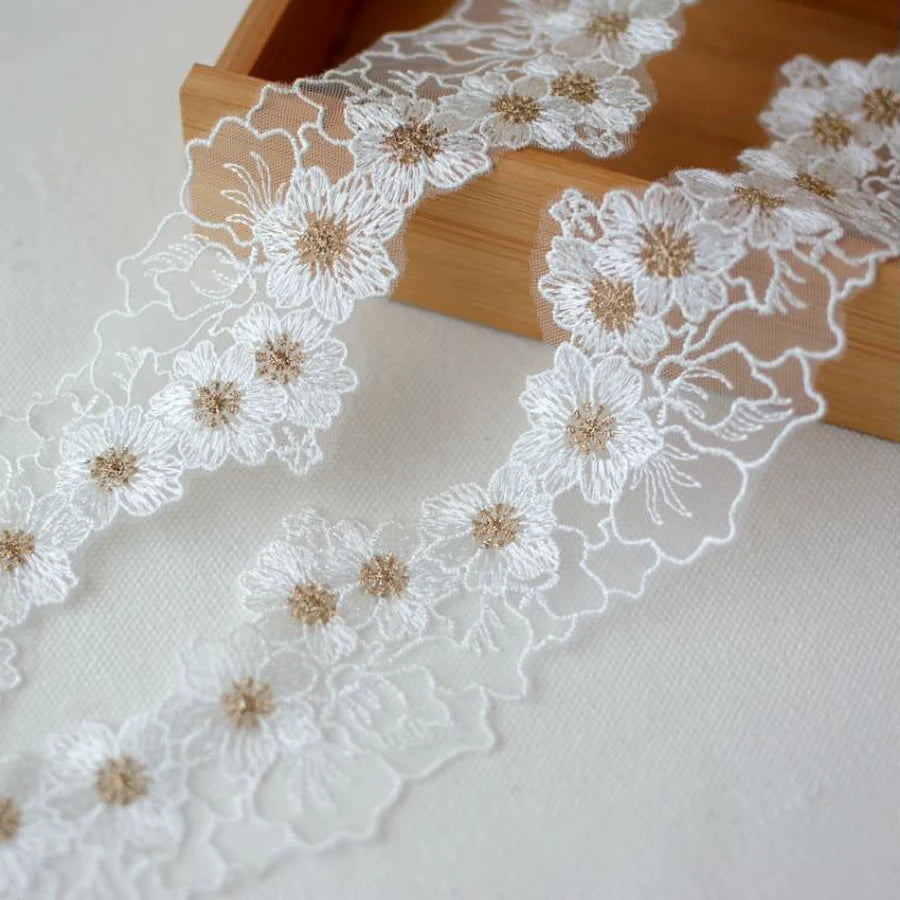 ruban dentelle fleurs blanches blanc vert rose violet broderie fine élégant coton polyester six