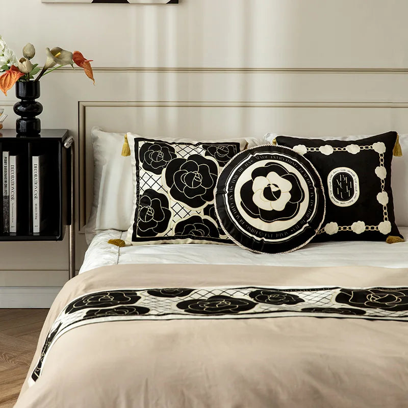 housse coussin carrée velours motif floral noir blanc pompon doré décoration salon