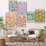 Une collection d'affiches vintage représentant des marchés aux fleurs dans différentes villes, créant une ambiance tropicale et décorative dans ce salon cosy.