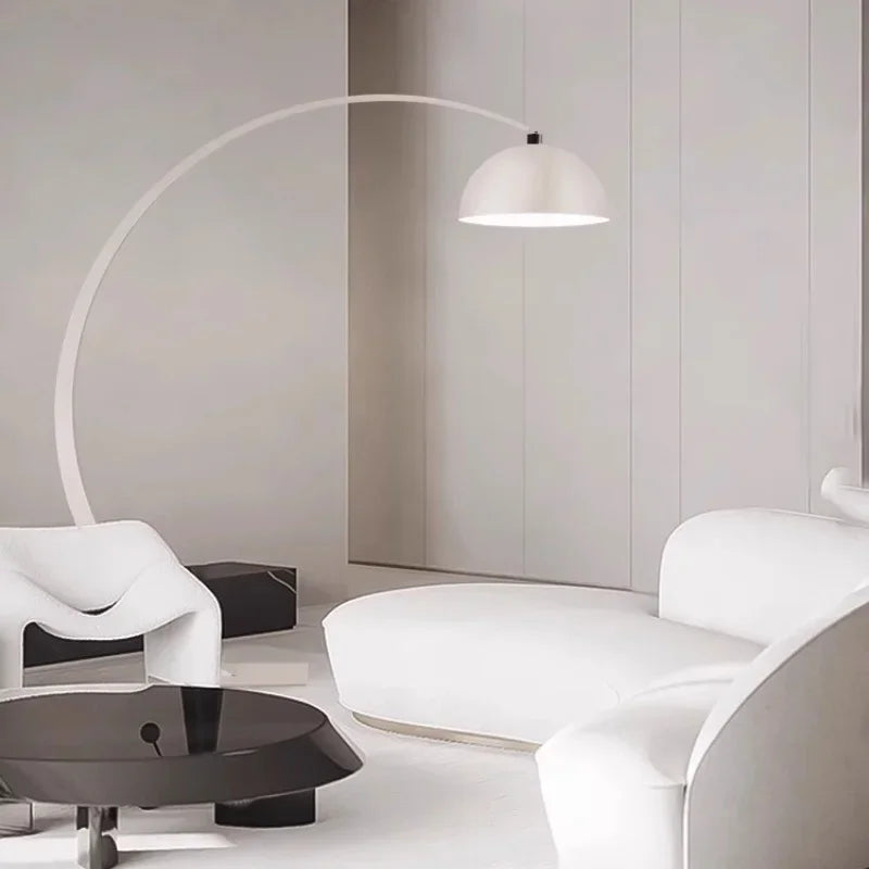 lampe arc moderne métal noir finition mate salon éclairage intérieur chic