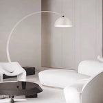 lampe arc moderne métal noir finition mate salon éclairage intérieur chic