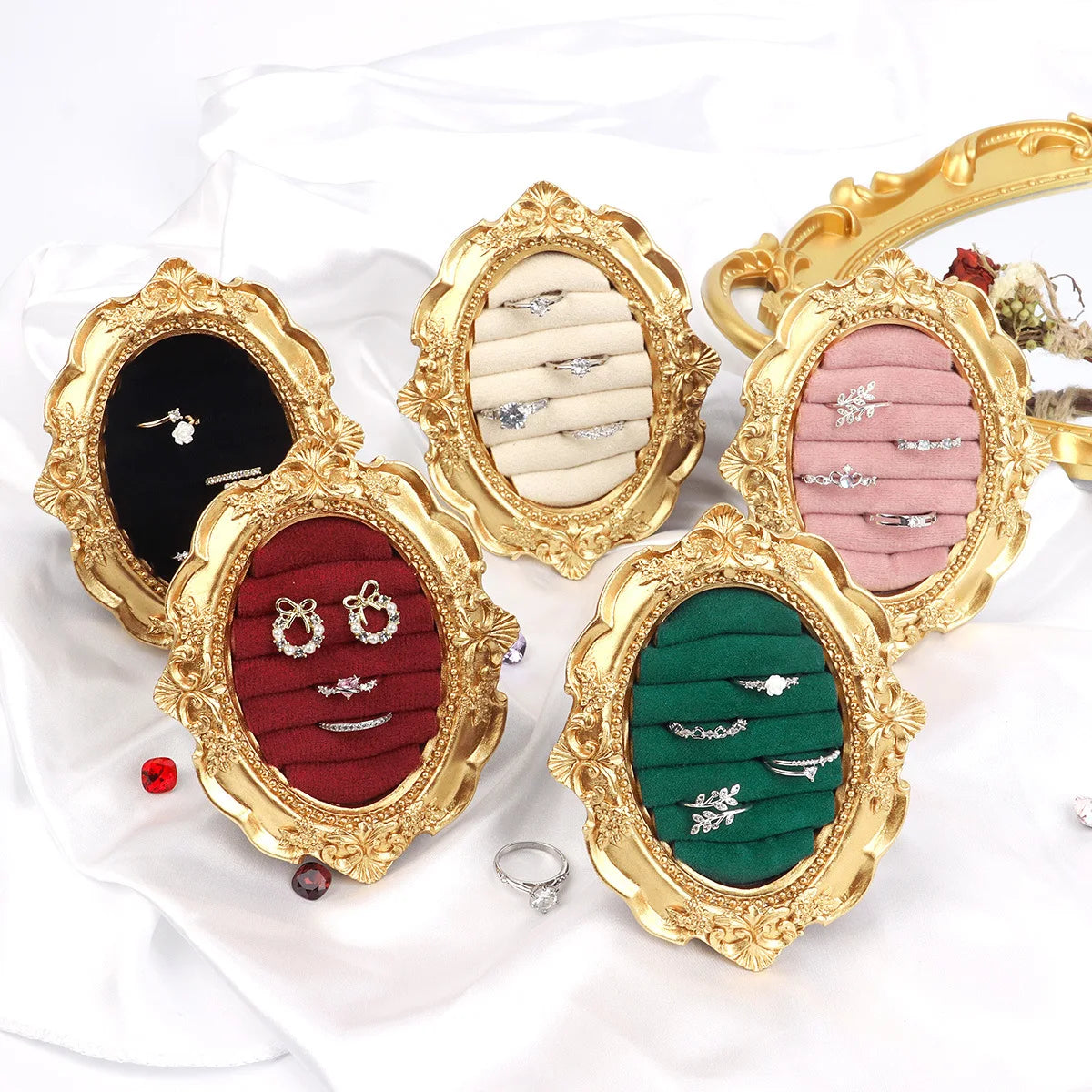 présentoir bijoux boîtes velours or noir rouge beige baroques anneaux domestique commercial