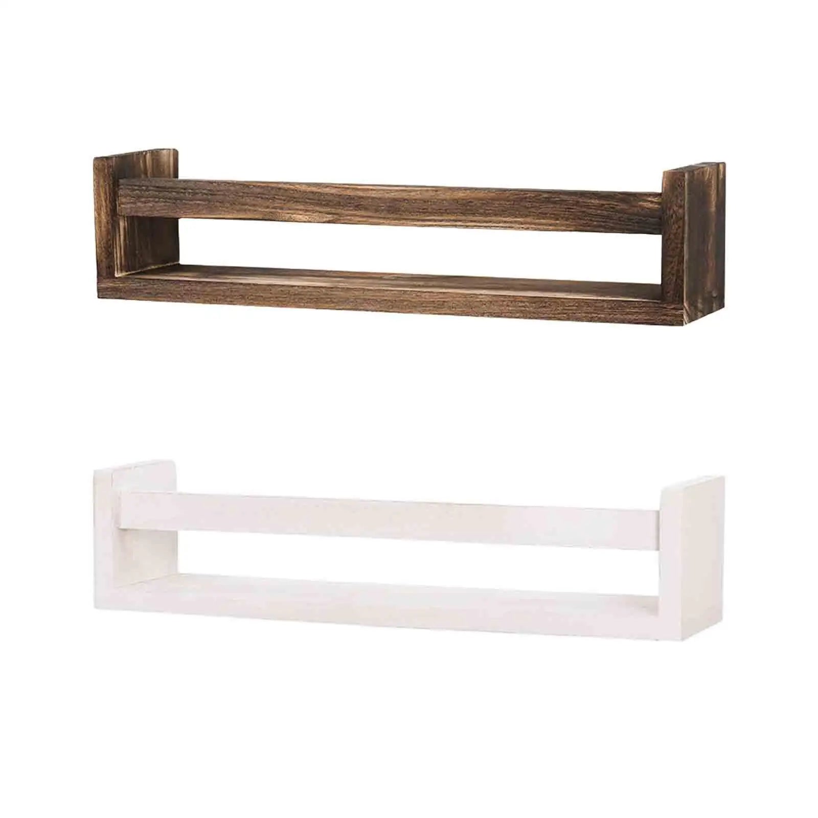 Étagère murale en bois gris clair avec décorations dans un salon