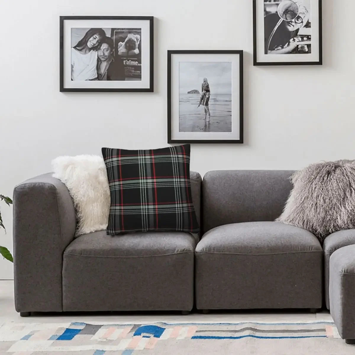 Coussin décoratif motif tartan sur canapé