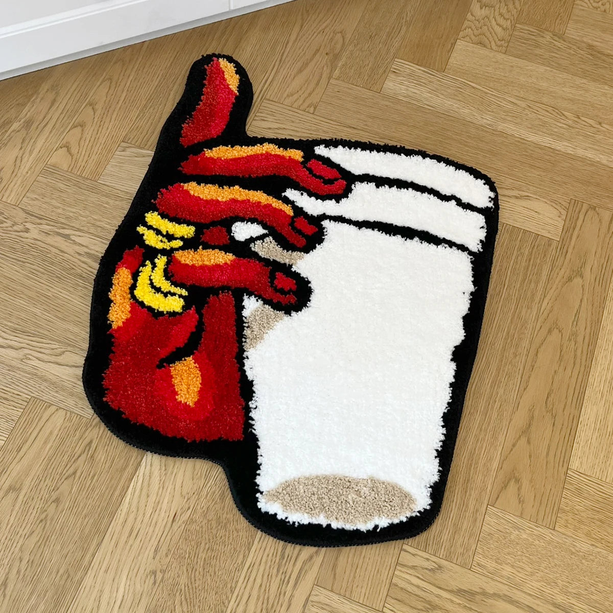 tapis tufté pelucheux main tenant tasse rouge jaune blanc noir antidérapant extérieur intérieur moderne