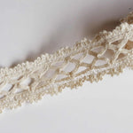 ruban dentelle polyester blanc crème motif ajouré texture fine élégant classique 2.5cm largeur yards