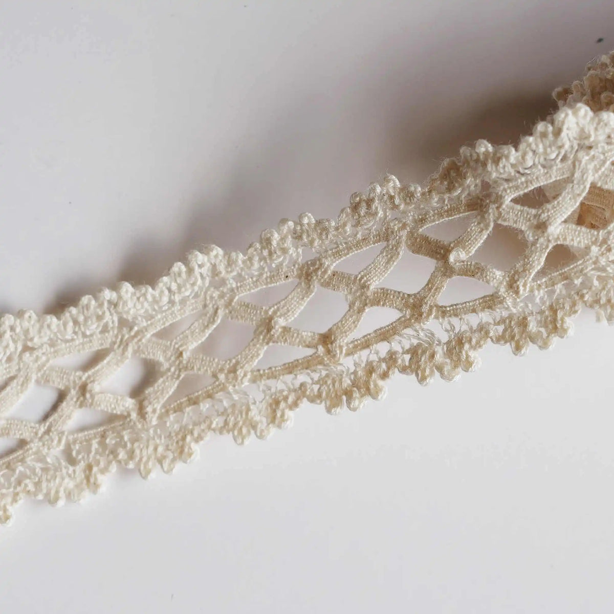 ruban dentelle polyester blanc crème motif ajouré texture fine élégant classique 2.5cm largeur yards