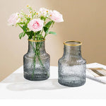 Vase décoratif en verre avec arrangement floral coloré dans une chambre
