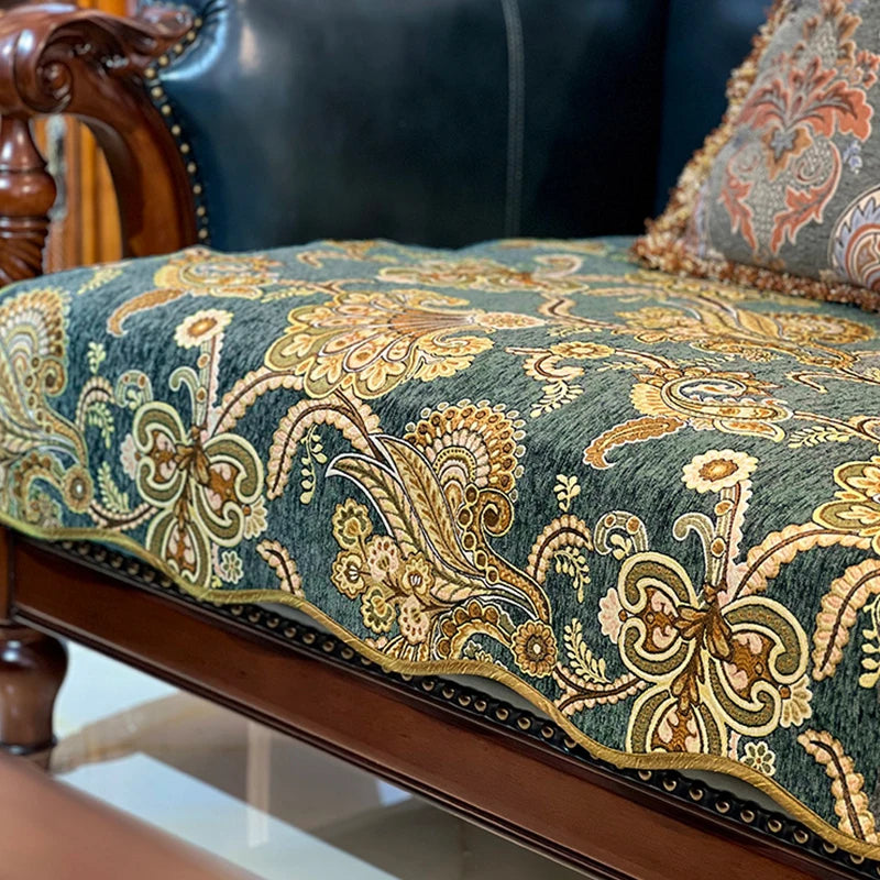 Fauteuil rembourré de riches motifs orientaux dorés et verts sur un fond sombre, créant une atmosphère élégante et luxueuse.