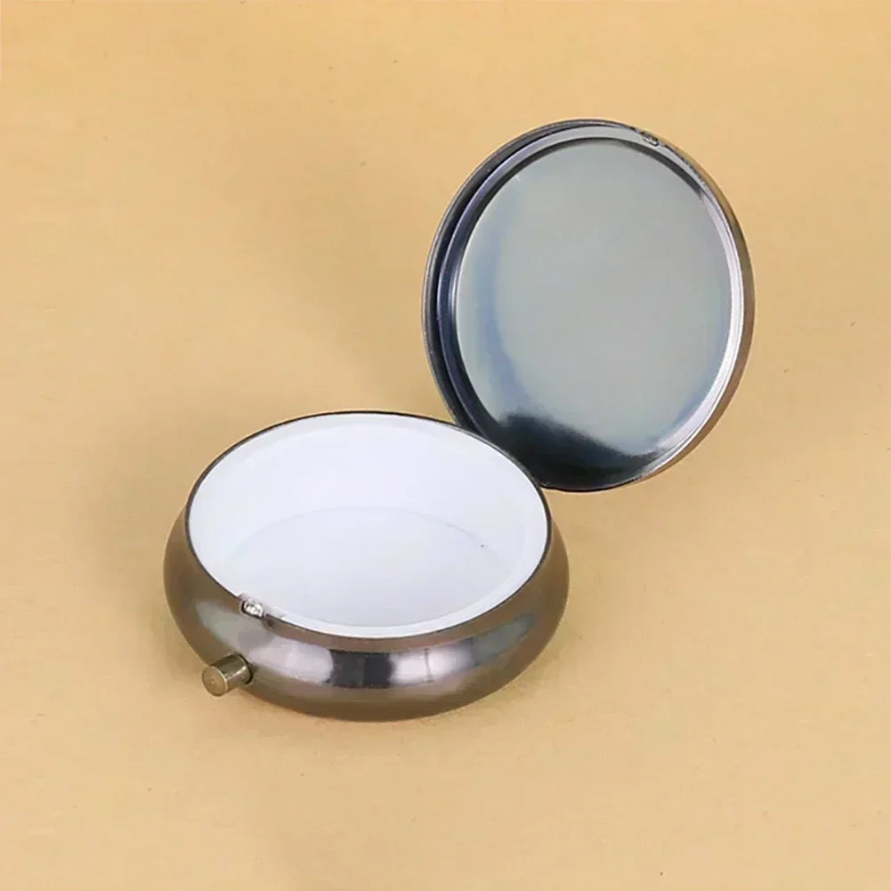 boîte pilules argentée moderne boîte médicaments compacte boutons pression contenant pilules