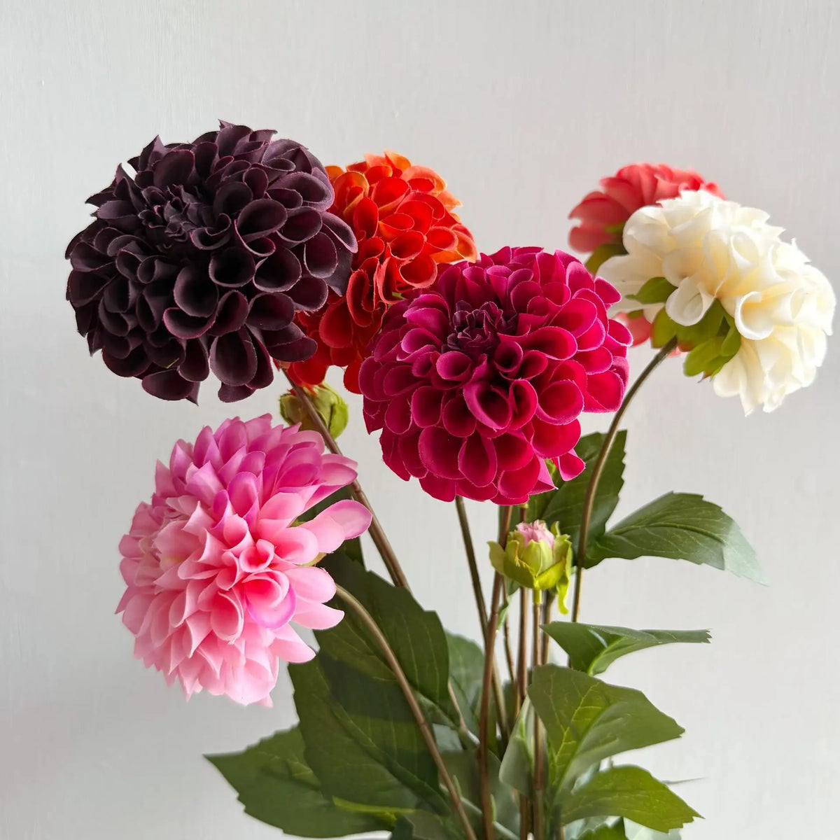 bouquet dahlias artificiels rose blanc rouge violet orange détaillés intérieur mariage festiveDecoration