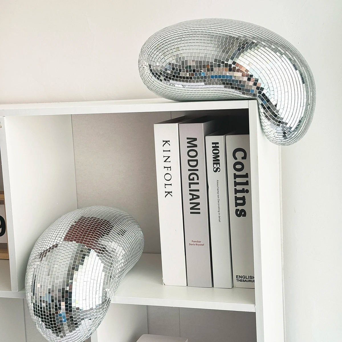 décoration intérieure boule miroir argentée moderne effet mosaïque brillant disco ball