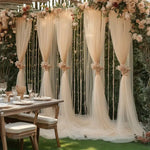rideau scène beige clair ondulé élégant fleurs guirlandes anniversaire mariage baptême événement