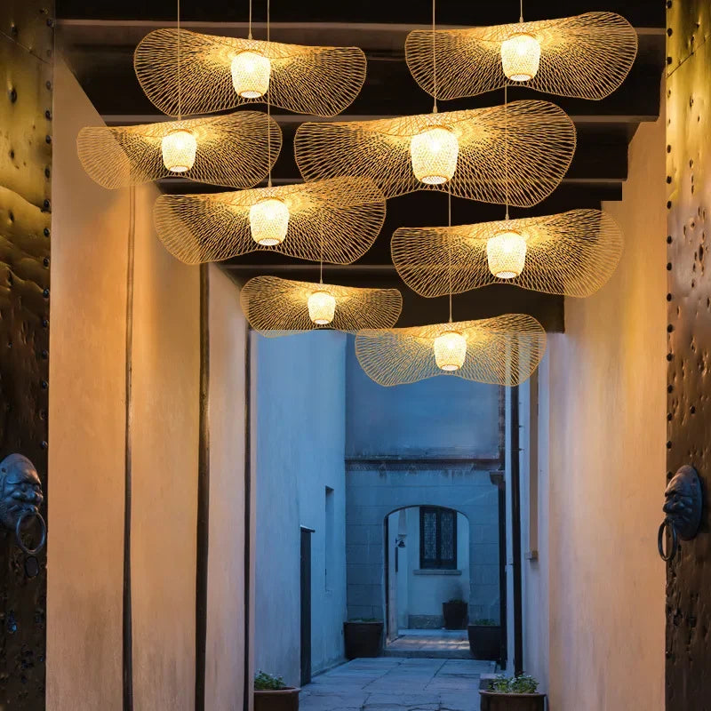 Lustre japonais accroché au plafond d'une salle à manger
