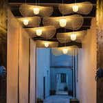 Lustre japonais accroché au plafond d'une salle à manger