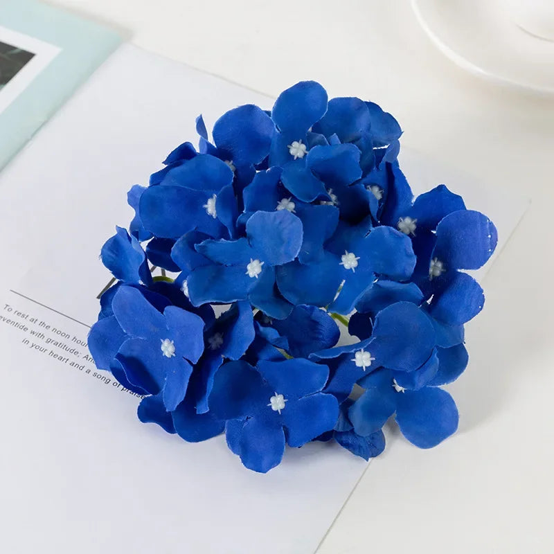fleurs artificielles hortensia blanches roses bleues mariage extérieur bouquet décoration moderne minimaliste