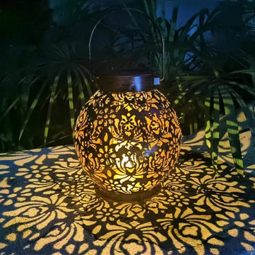 lanterne solaire artisanale motif floral décorative extérieure dorée noire autoinstallation
