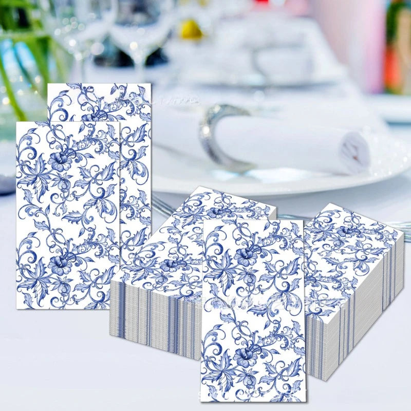 Serviette en papier porcelaine utilisée sur table avec couverts