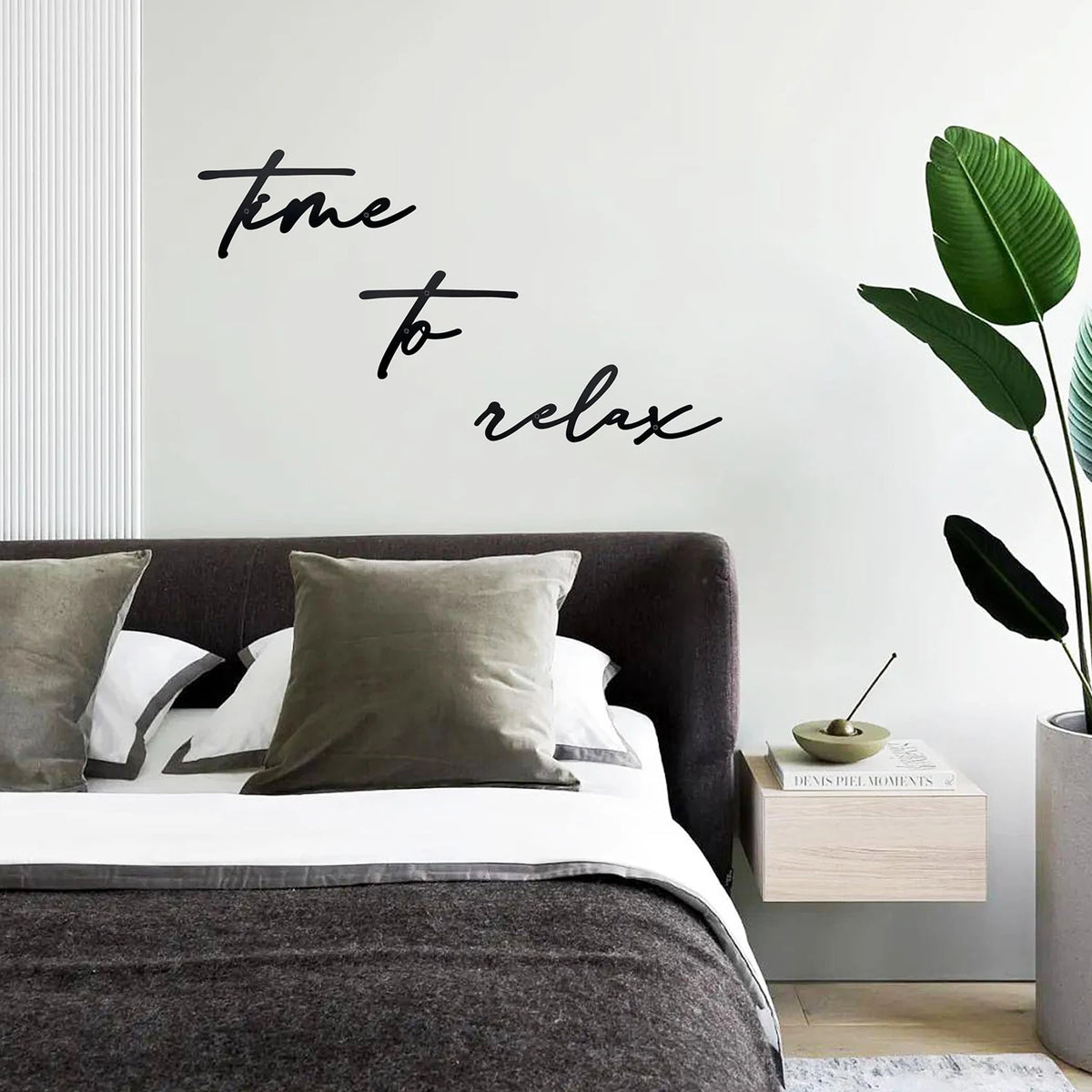 Panneau mural 'Heure de relaxation' accroché au mur d'une salle de bain